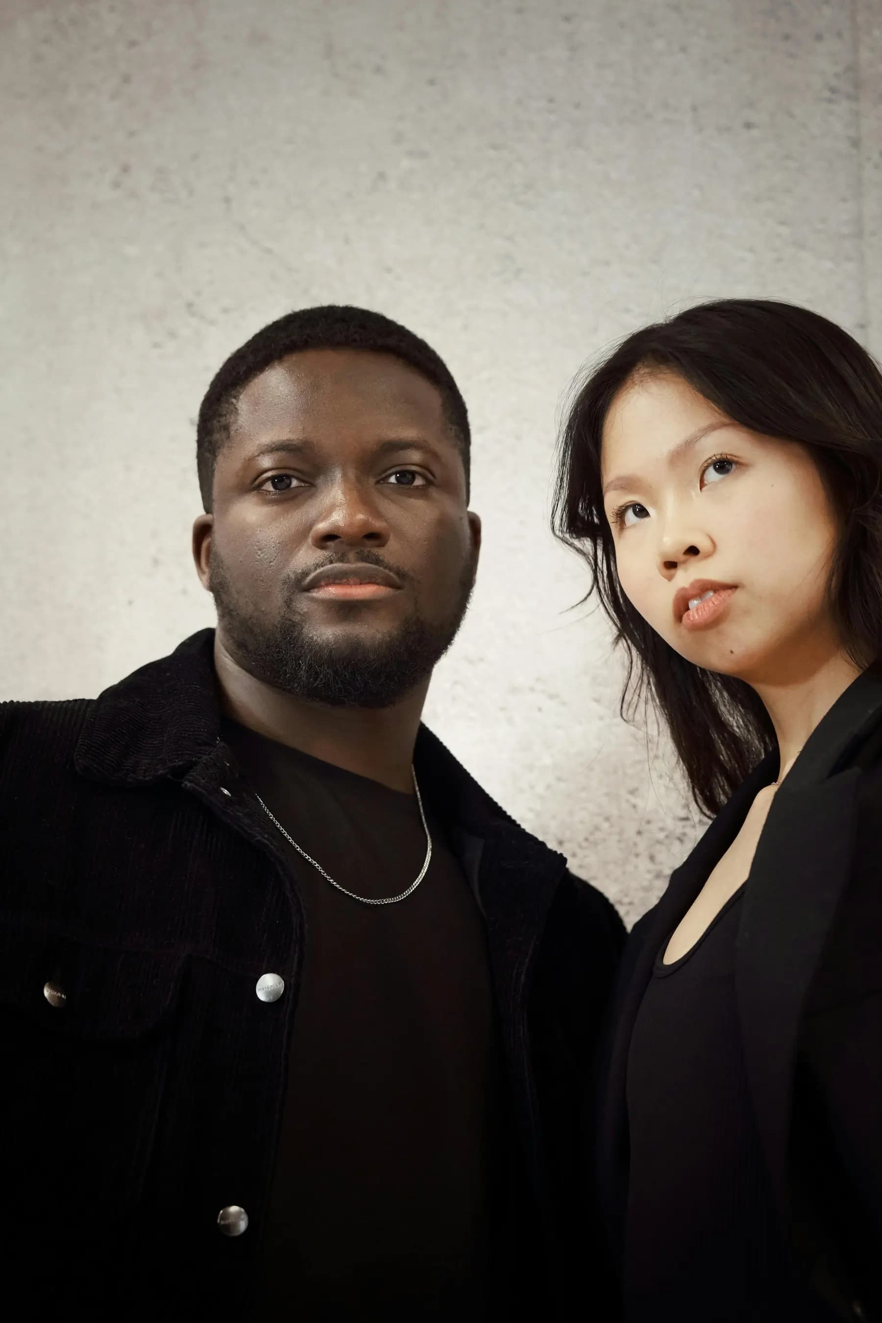 Twee professionals die samenwerken